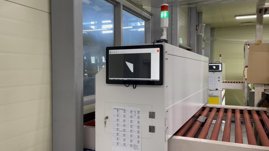 图为 赛拓星眸玻璃外观缺陷检测设备应用在韩国汽车玻璃工厂4.jpg