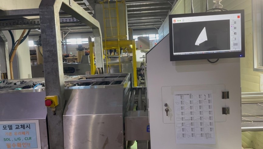 图为 赛拓星眸玻璃外观缺陷检测设备应用在韩国汽车玻璃工厂3.jpg